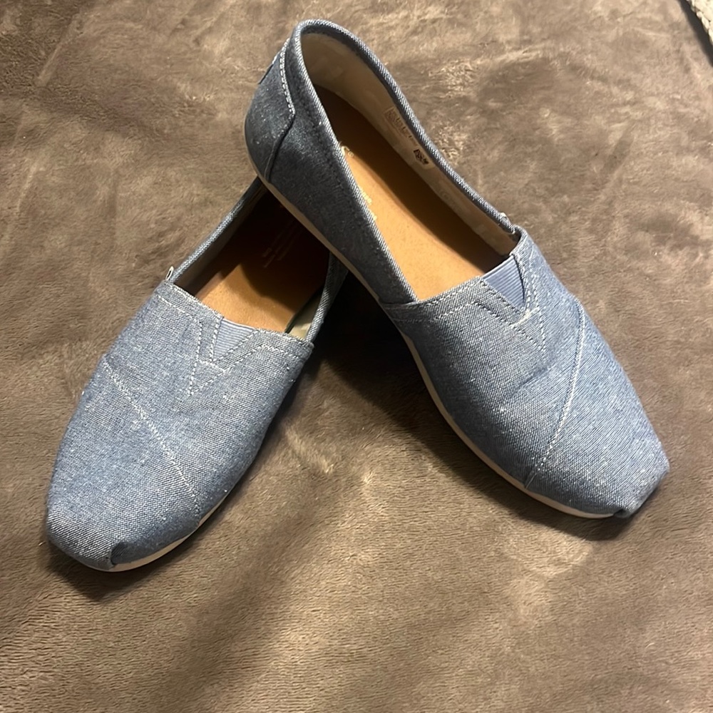 Women’s denim blue Toms. Worn once, excellent condition. Size 9.5